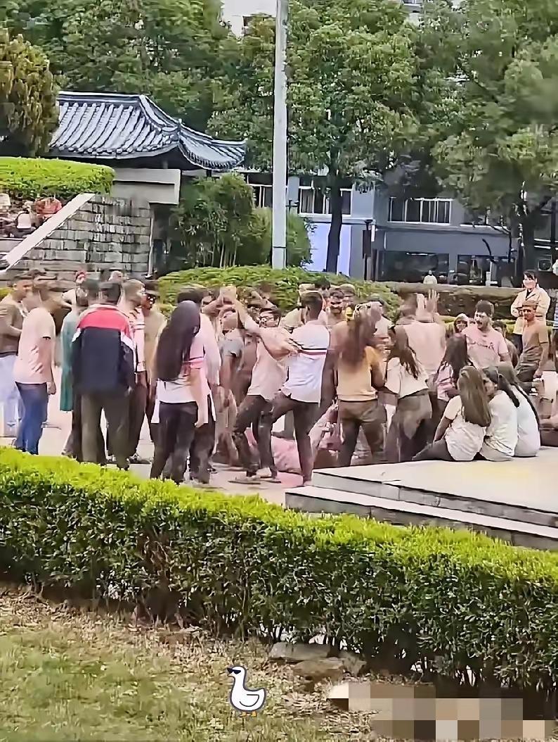 那位建议限制留学生的教授大概没料到，话刚说完就被人找出了早年欢迎国际合作的论文。