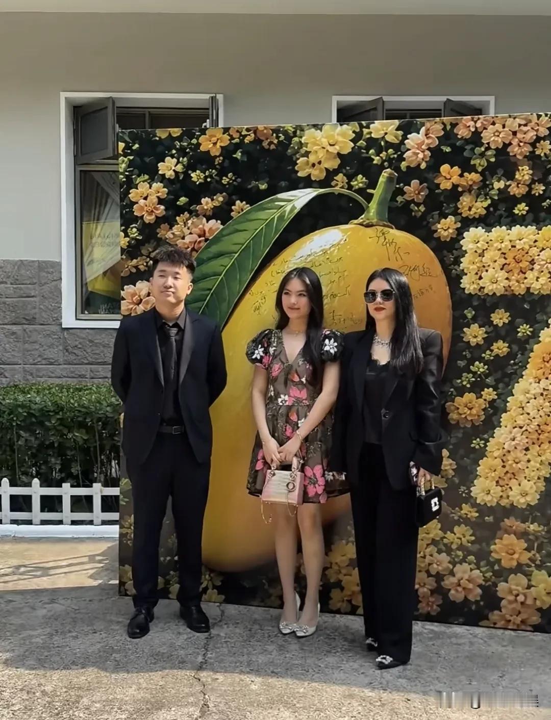 李湘带着女儿王诗龄参加活动，一阵没在社交平台现身的王诗龄，这是女大十八变啊，瘦了