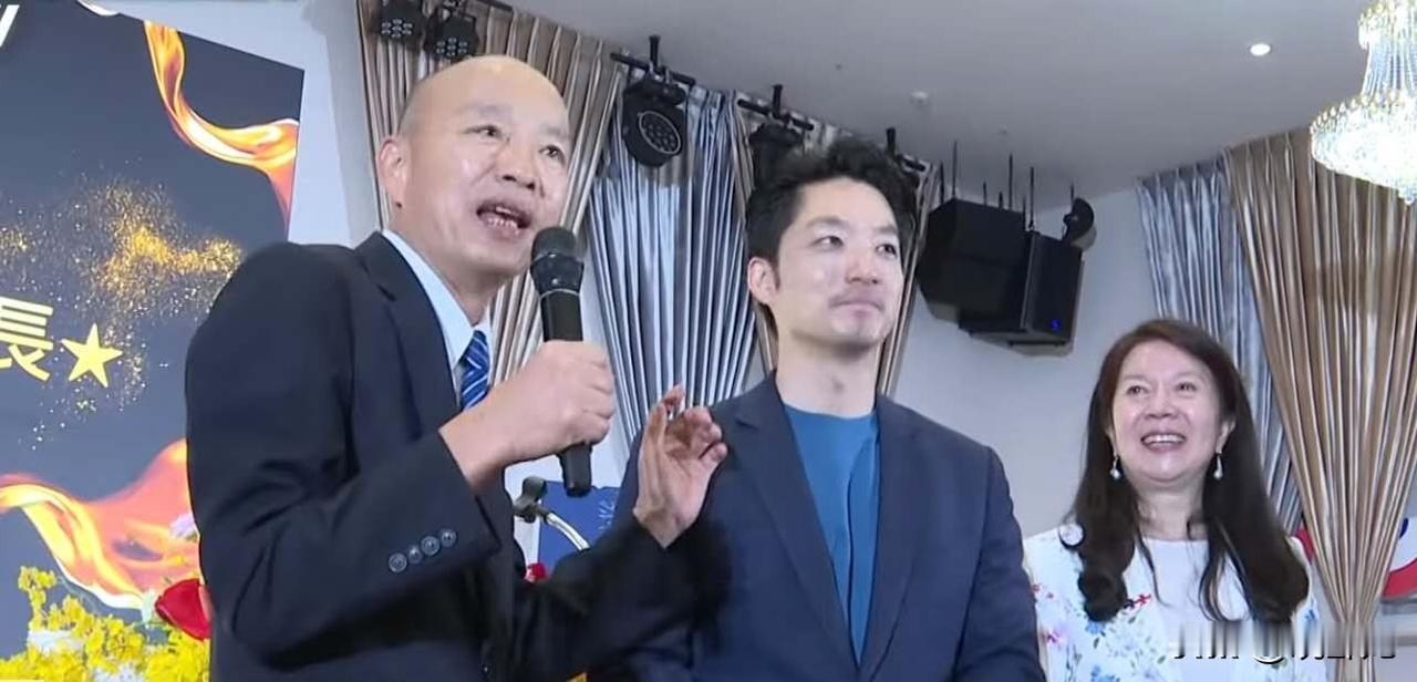 韩国瑜：侨胞朋友有没有发现蒋万安市长最近额头有一点“黑黑”的？10月11日，