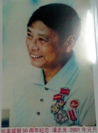 1953年6月，朝鲜战场无名高地，一名志愿军战士被几十名美军死死围住。眼看