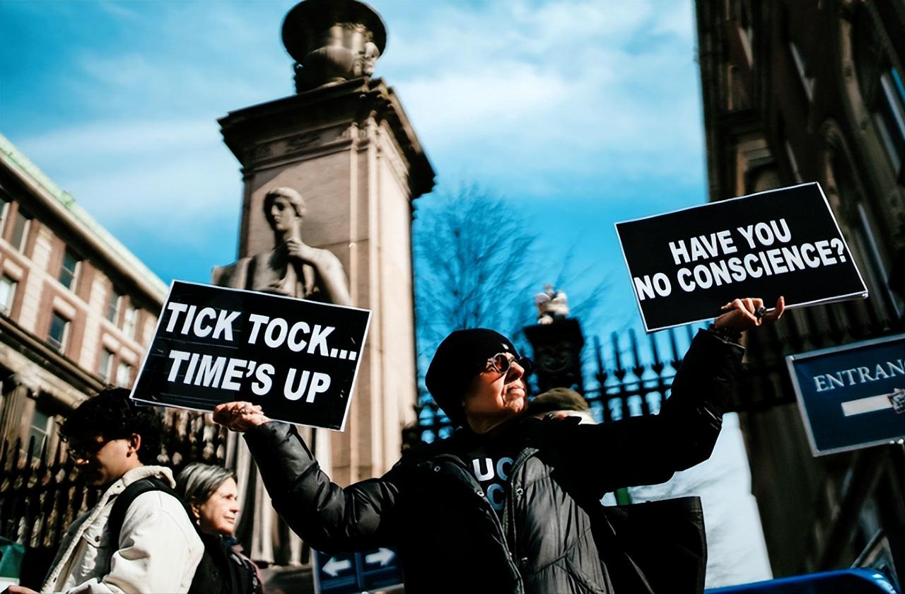 离谱到家了！美国移民执法人员竟顶着假身份硬闯哥伦比亚大学宿舍抓人，对着一名阿塞拜