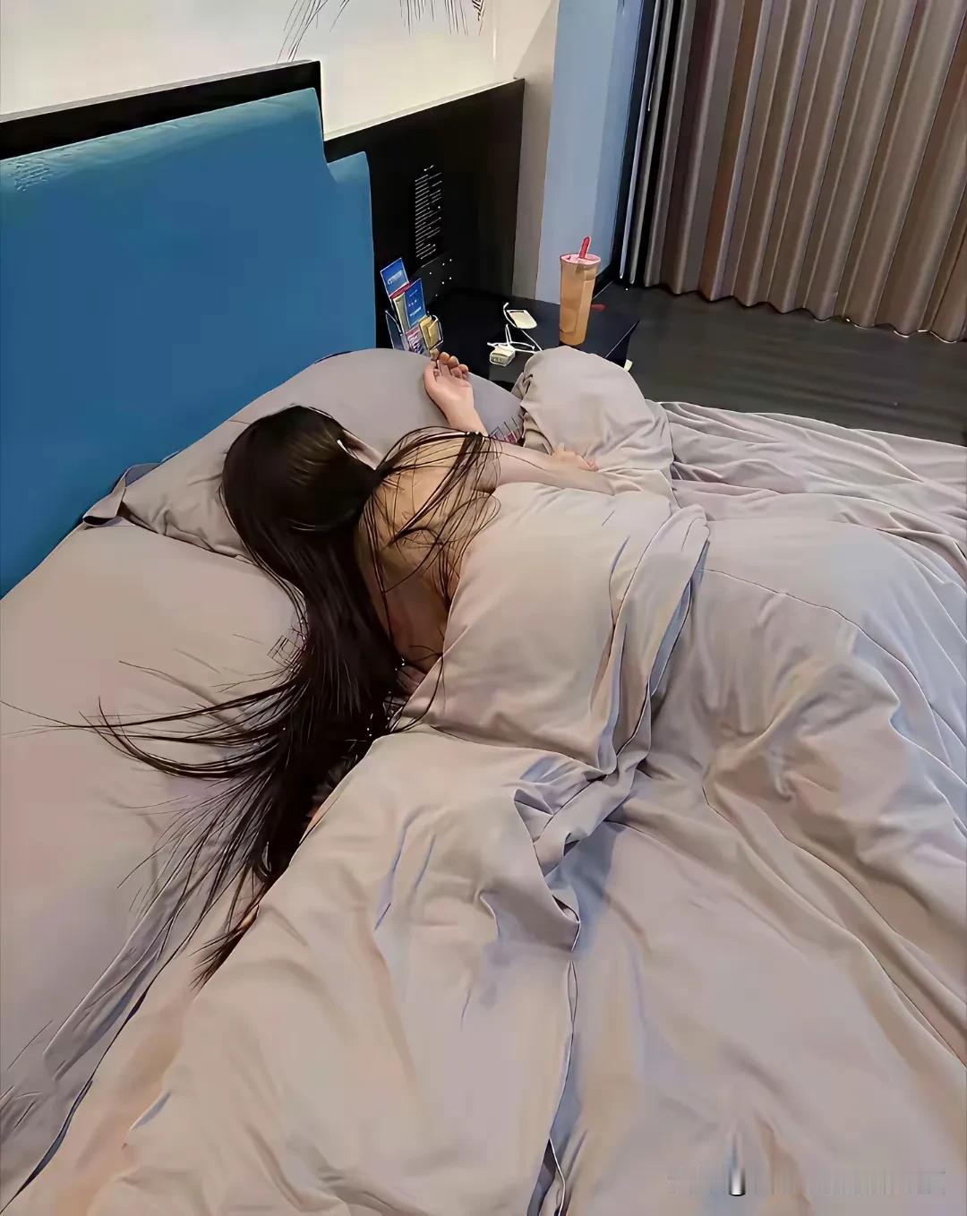 一觉睡到自然醒，赖床的感觉，——爽！