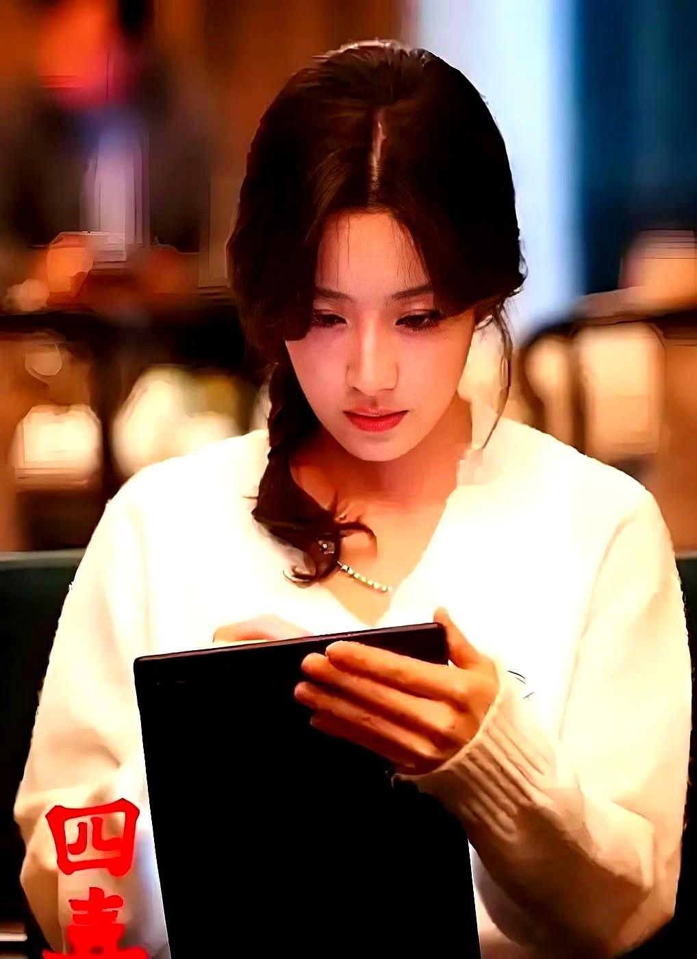 《四喜》大结局刚播完，热搜就炸出个离谱细节——中秋团圆饭少了一把椅子！开场还