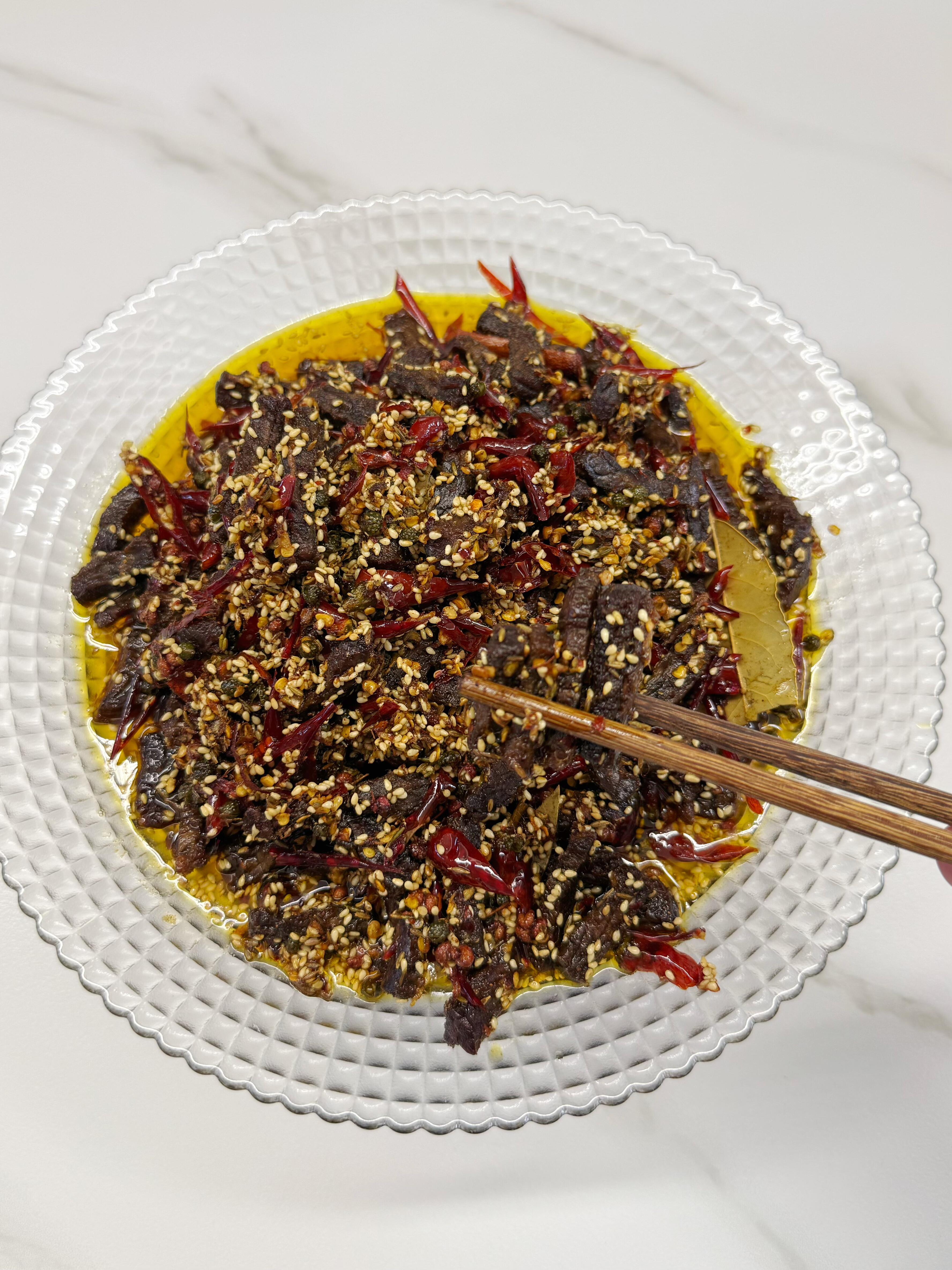 麻辣冷吃牛肉🔥越嚼越香！追剧封神小零食家人们谁懂啊😭追剧没它我真的不行