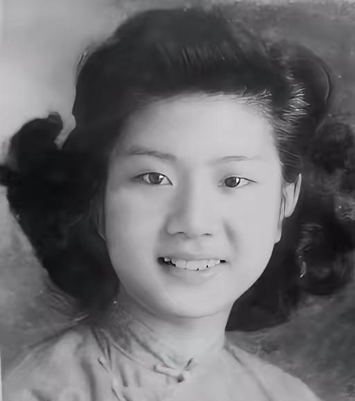 1949年，特务头子毛森抓了一个交际花小姐，审讯时，毛森用刀划开她的衣服，轻蔑问