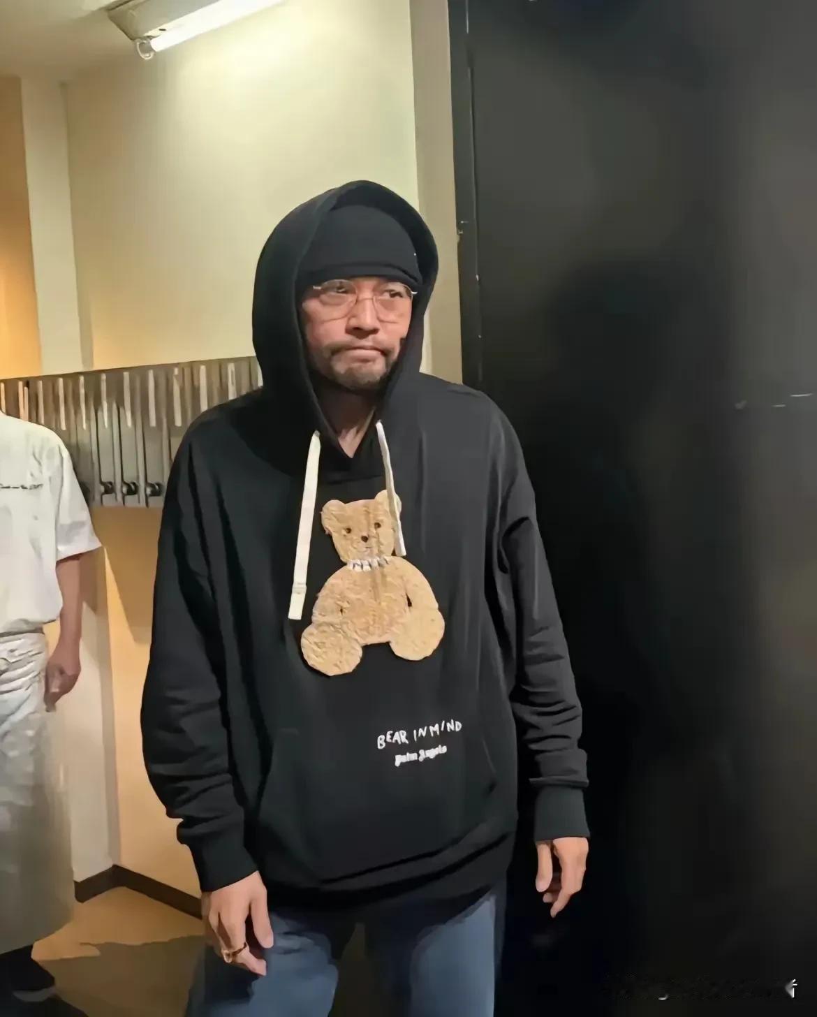 周杰伦就是属于自己不帅气，但是总是感觉自己很帅气的人。周杰伦一会瘦，一会胖，真