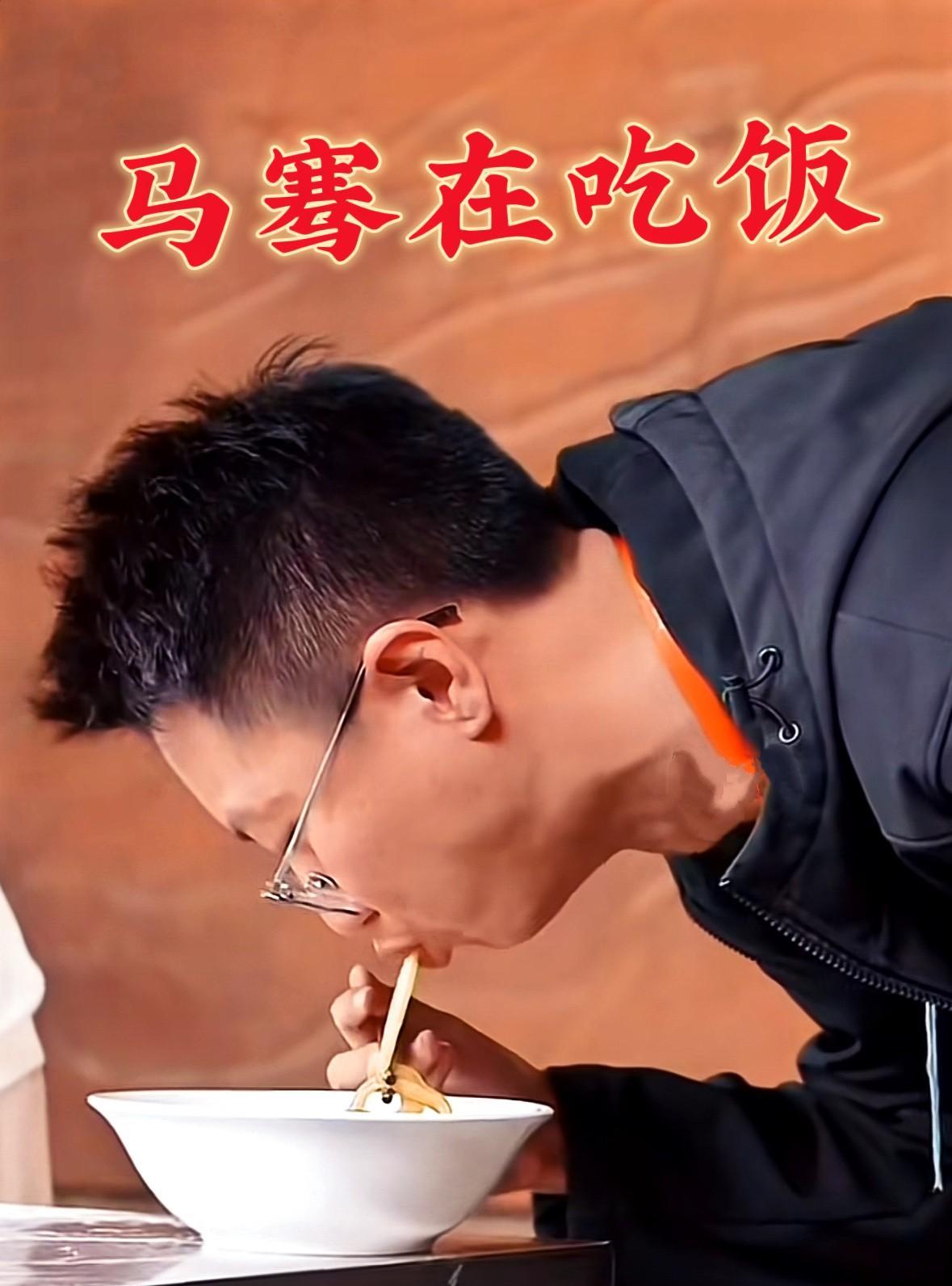 董宇辉团队外场直播，每逢饭点，一般轮流用餐，一部分人简单快速吃饭，一部分值班留守