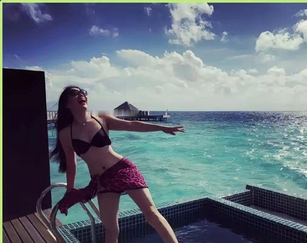 张馨予的妈妈晒泳装照，即使59岁了，但身材保持的依旧很好，身上没有一点赘肉，完全