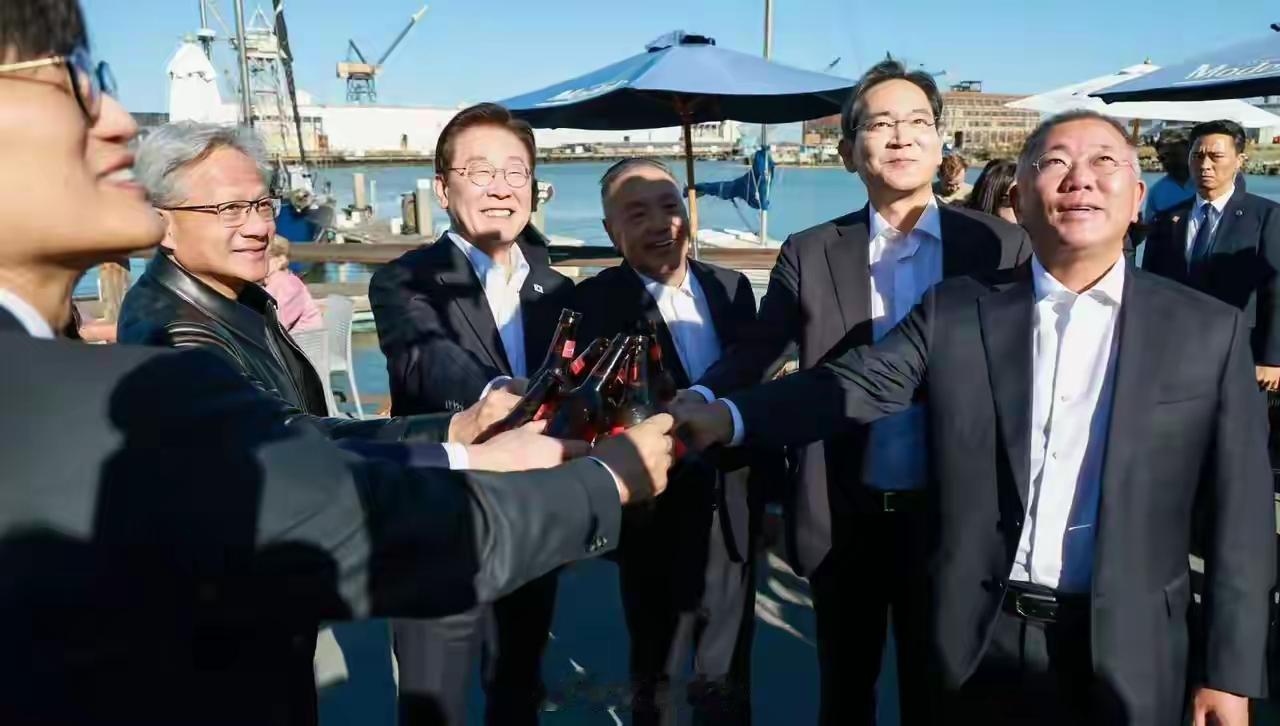 韩国总统李在明和半导体巨头们在露天大排档一起喝啤酒，吃汉堡，轻松愉快的氛围下搞定