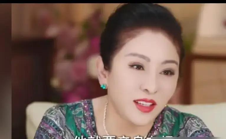 听圈里人讲了个事，张嘉益拿着个本子去找张艺谋，想请他出山国师倒也爽快，看完就