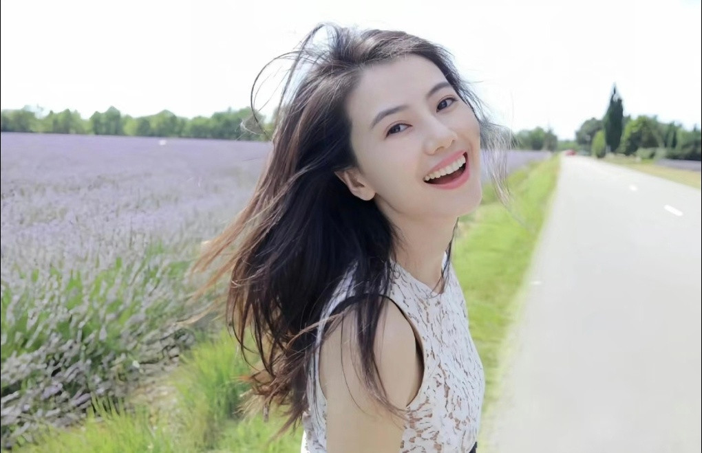 高圆圆自拍你看到了和实际上的高圆圆自拍全靠手搓看完对比图直接乐了，高圆圆为了出片