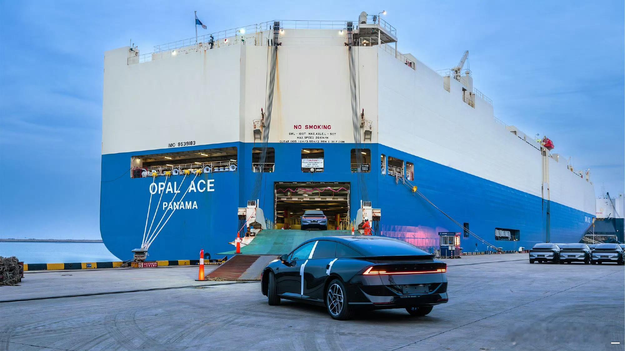 2026款小鹏P7+G9的货轮这次真的鸣笛启航了！看着那抹“鹏式”尾灯在港口渐行