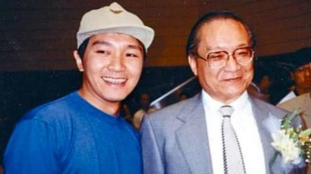2003年，周星驰拍《功夫》，特意找到了金庸老爷子，说要给他版权费。金庸懵了，你