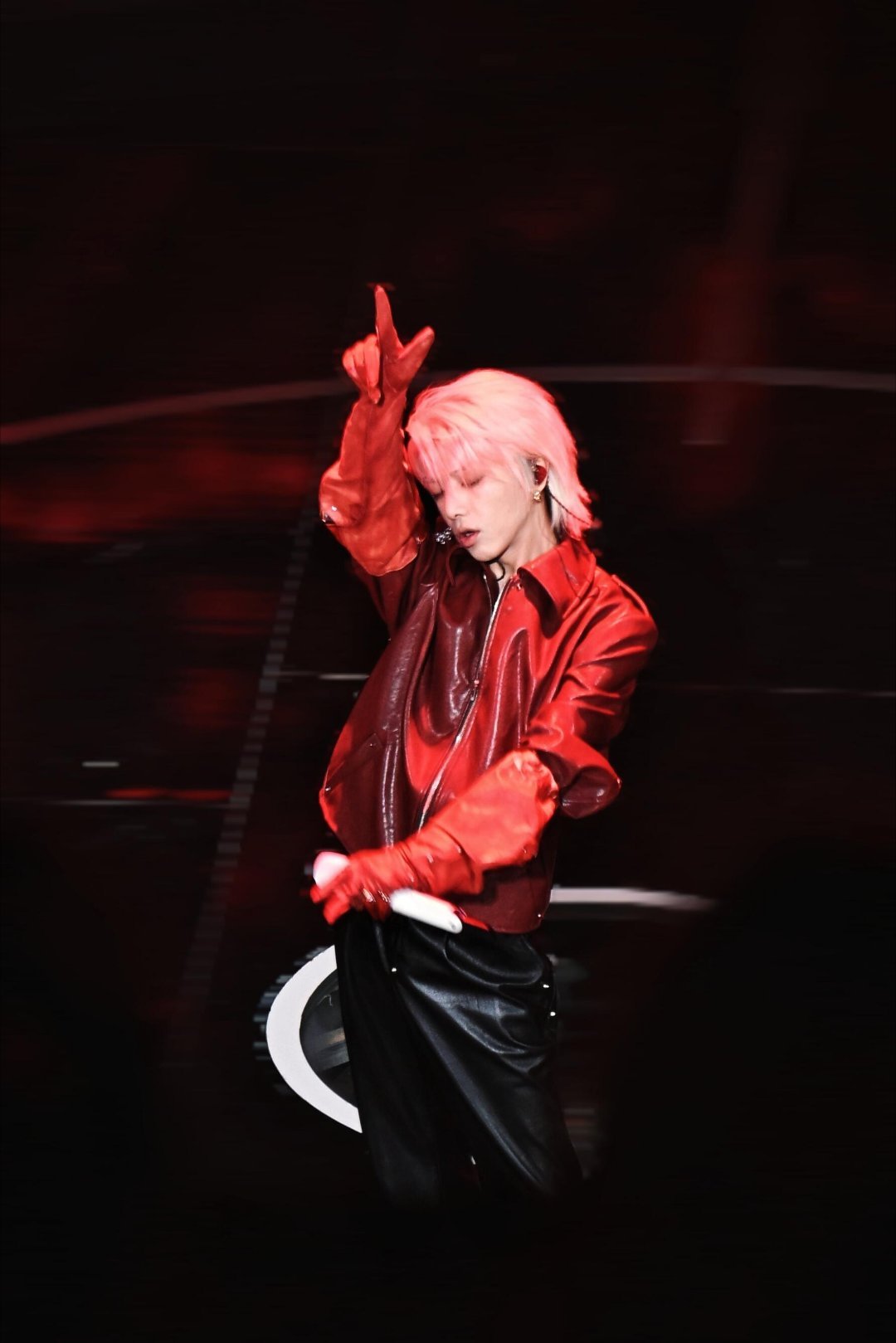 怎么能有人全能成这样华晨宇真是时间管理大师，音乐节刚嗨完就跑去打游戏，舞台到