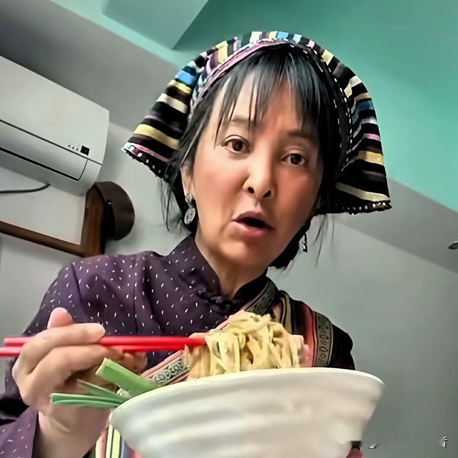 李勤勤她都那么大岁数了，还在拍戏挣钱，她养了那么多流浪猫流浪狗，真不容易啊。李