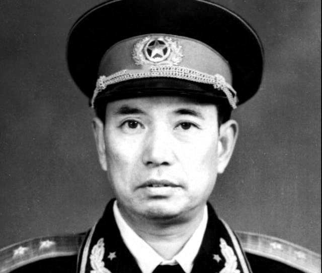 吴克华是1955年授衔的开国中将，辽沈战役塔山阻击战的名将，时任炮兵司令员。特殊