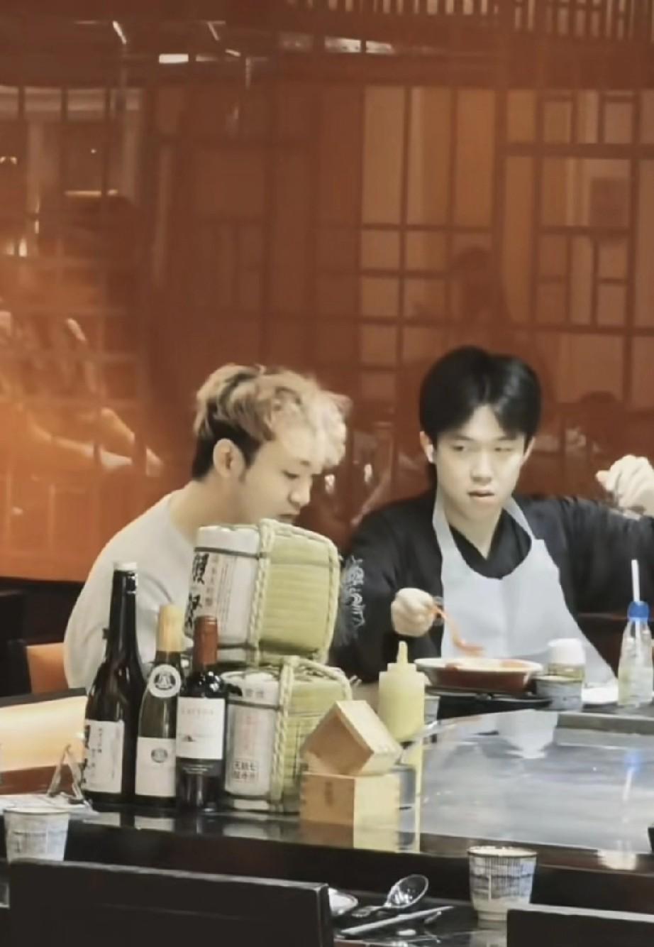 哈哈！穿着围裙吃饭的大头，虽然看他吃饭没食欲，但各样看着挺可爱的。像个孩