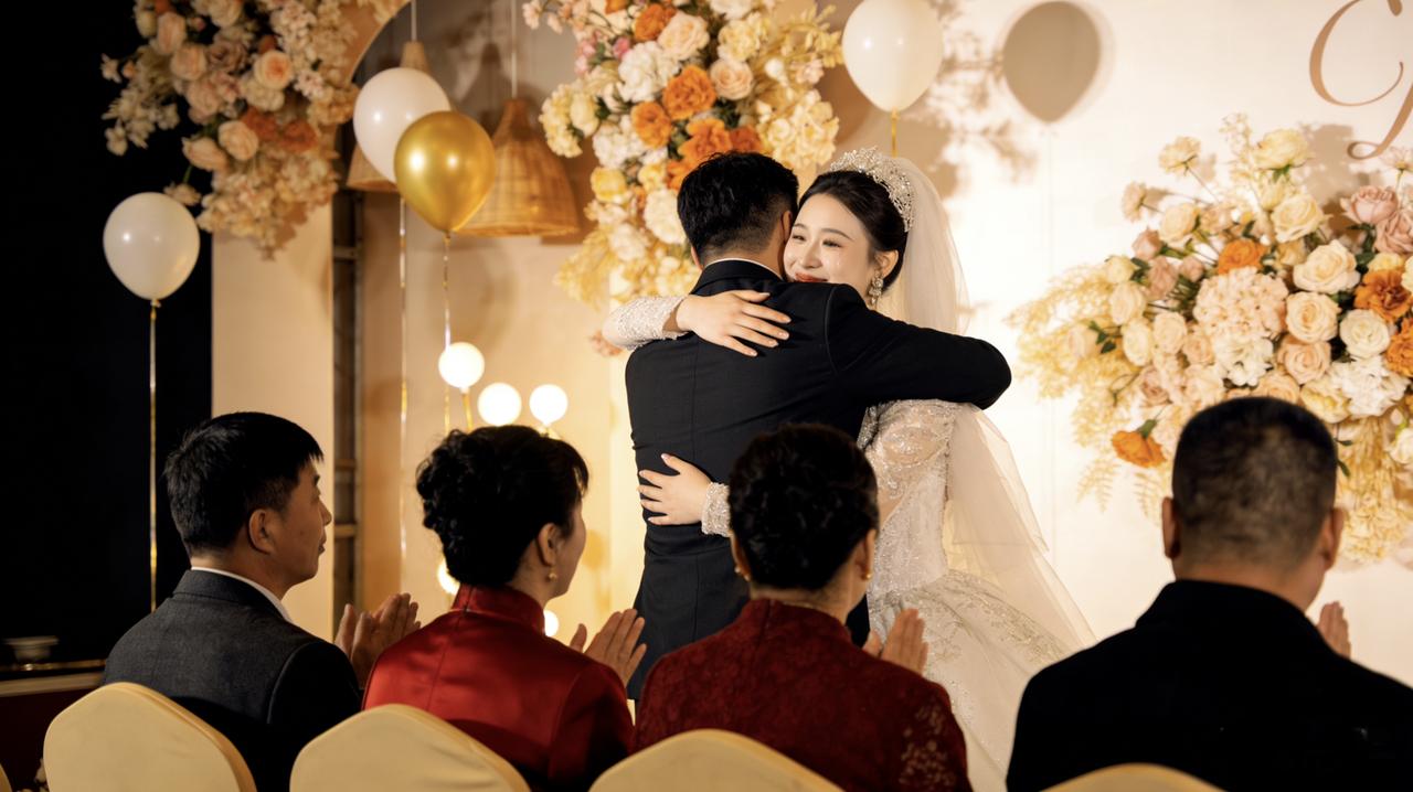 婚礼上，司仪让新郎说两句。他接过话筒，手有点抖：“我没什么钱，房子是付的首付，