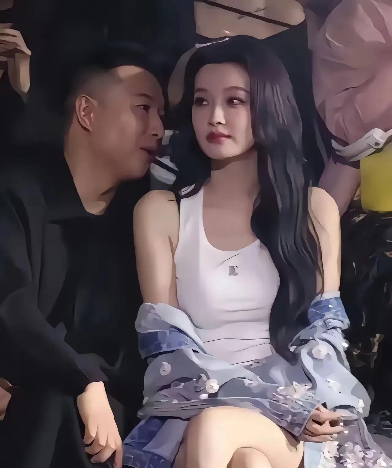 照片中这个男人看起来色眯眯的，旁边的女艺人长得很漂亮，一脸的无奈。自从和前夫离