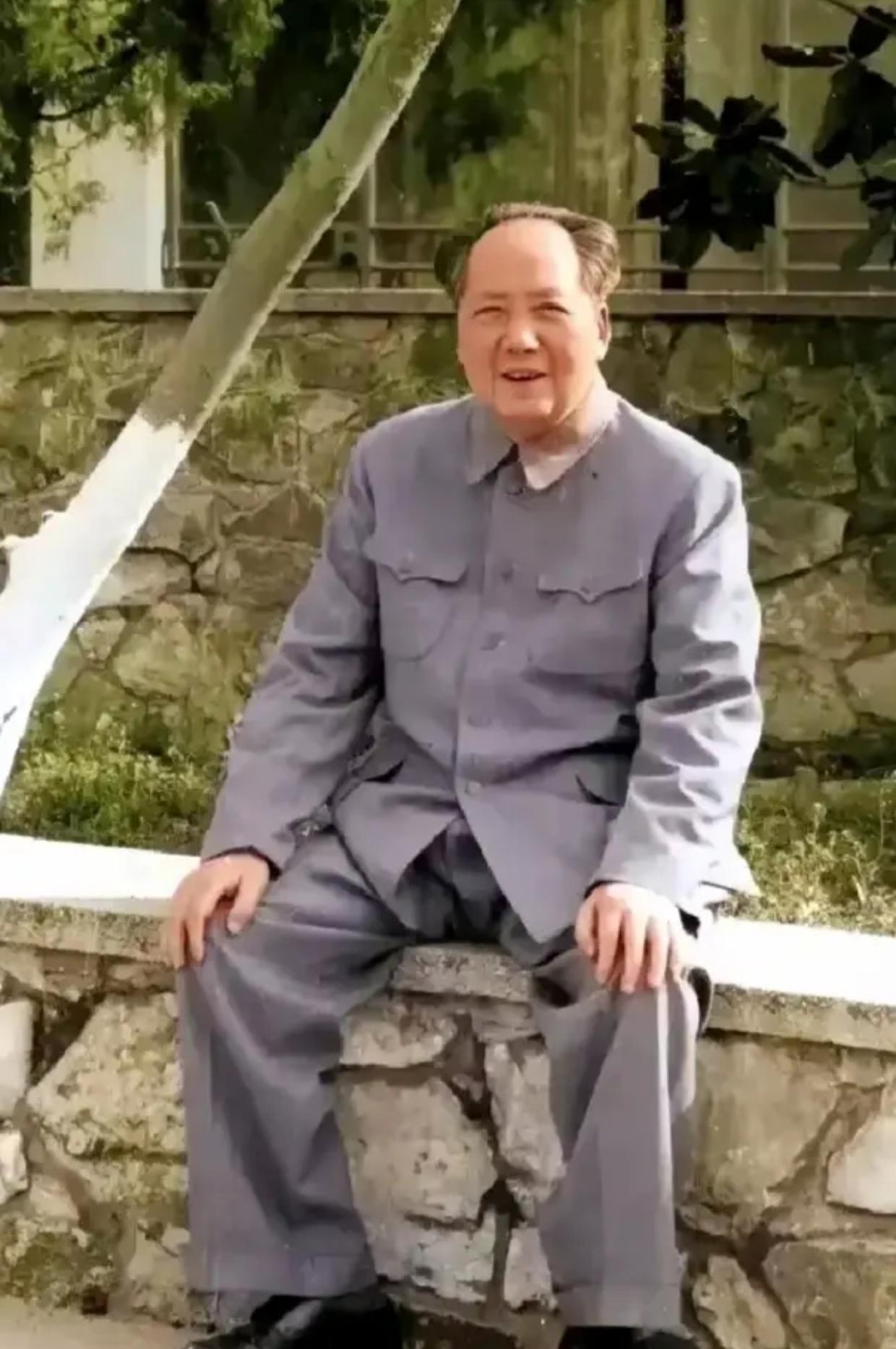 美国前国务卿基辛格说，“毛泽东的书房里没有铺地毯，也没有名贵的花瓶，但他坐在那儿