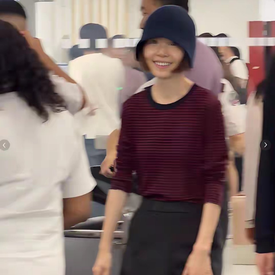 鲁豫法国偶遇，生图瘦成麻杆腿骨凸出，56岁不婚不育脸不垮像少女​​​