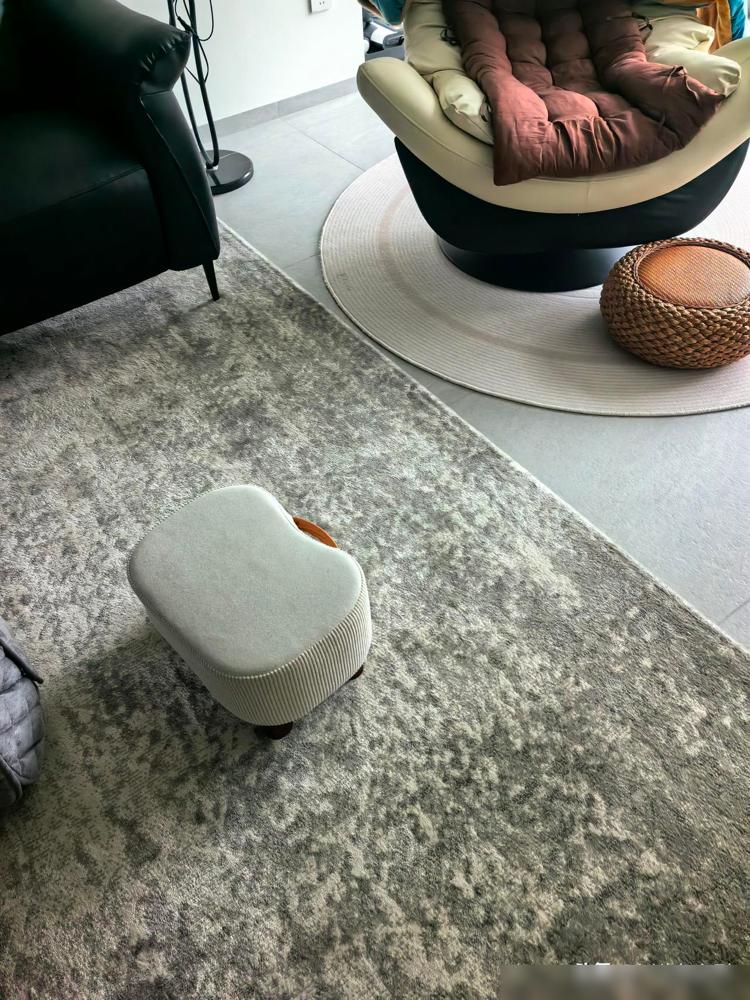 前单位有个女同事，发工资第二天就找人借钱早前全单位没人不烦她，都觉得她抠门到