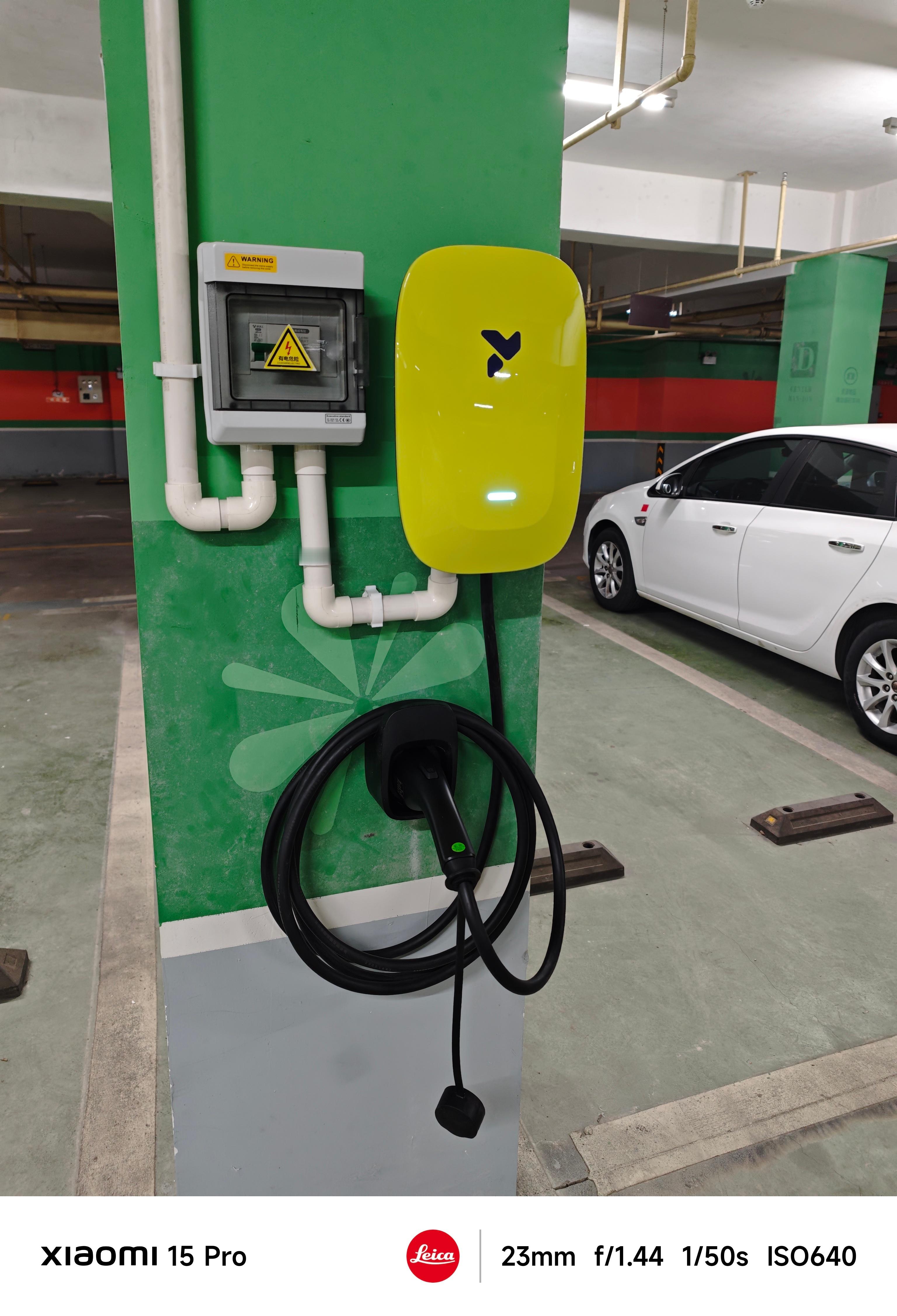 停车位隔壁的隔壁，多了一辆萤火虫！新安装的充电桩，挺好大家在马路上，有遇到过几