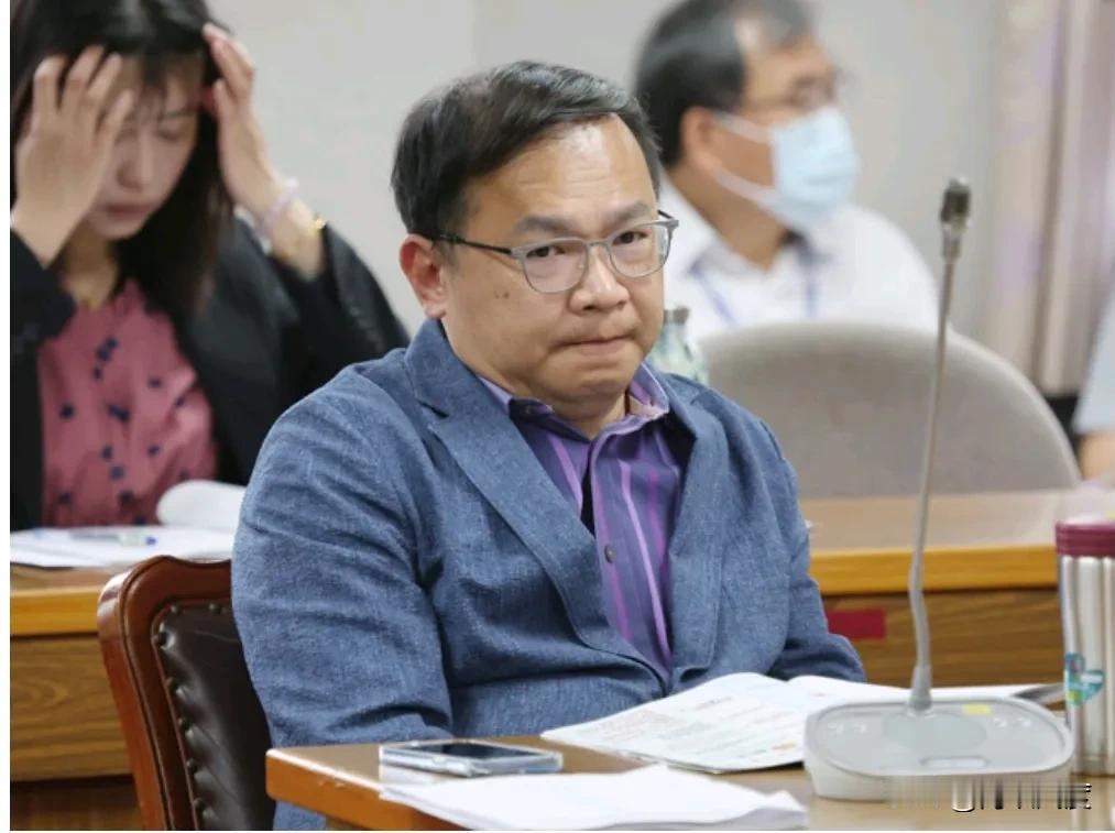 王义川“护主”心切，骂王世坚不服从命令就滚，绿营茶风暴持续发酵！针对王世坚停止罢
