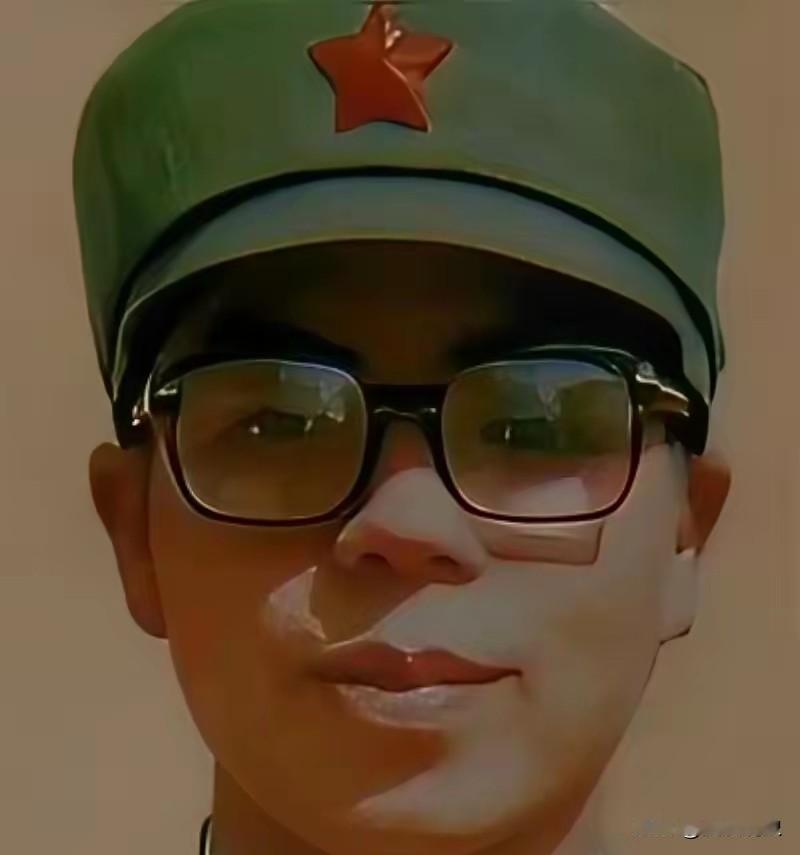 1984年，22岁的士兵陈洪远在老山地区迷路后，误入一个山洞。黑暗中，他发现洞内