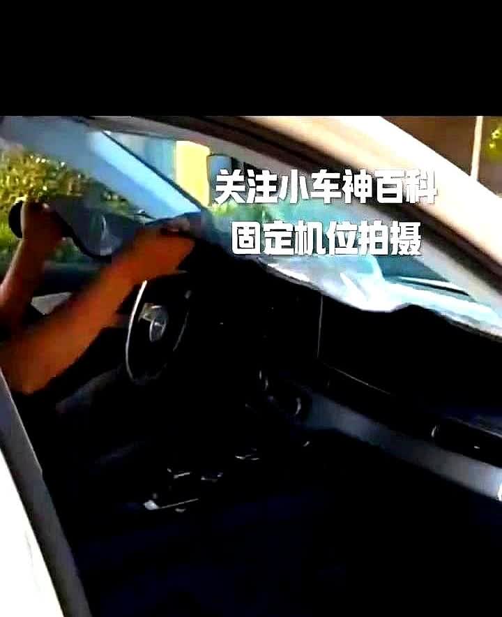 这是我见过最聪明的车主。夏天停车最怕变蒸笼，有经验的老司机会在锁车前把车