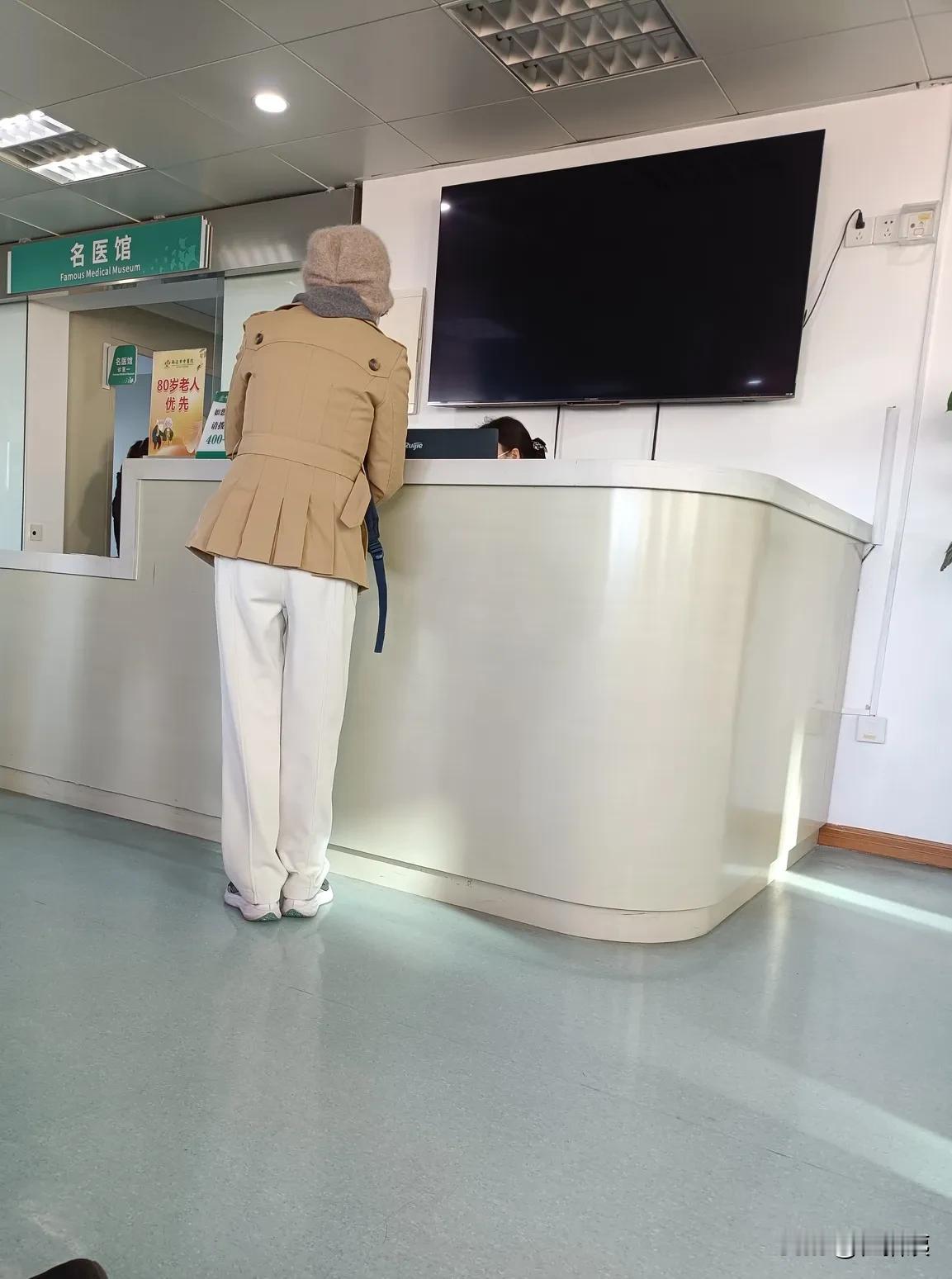 这个女士，你们觉得多少年龄？今天在医院候诊，来了一对夫妻，女士的穿衣正好是我喜