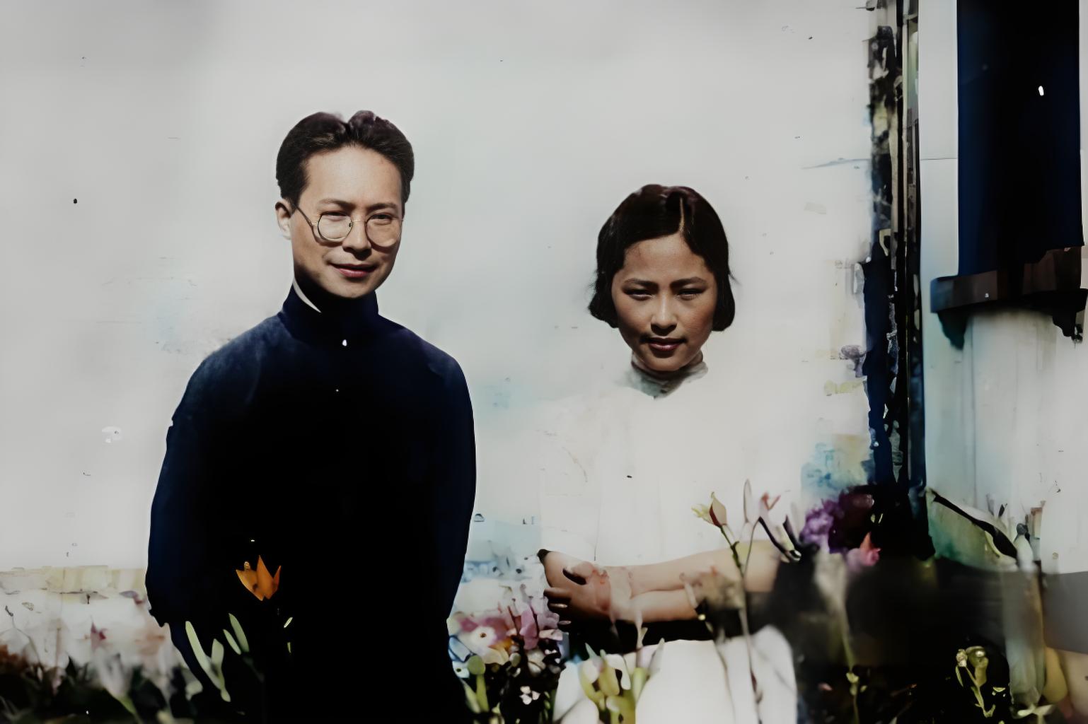 1935年，沈从文与张兆和摄于苏州，张兆和老爸张吉友除了拥有万顷良田，还热心于结