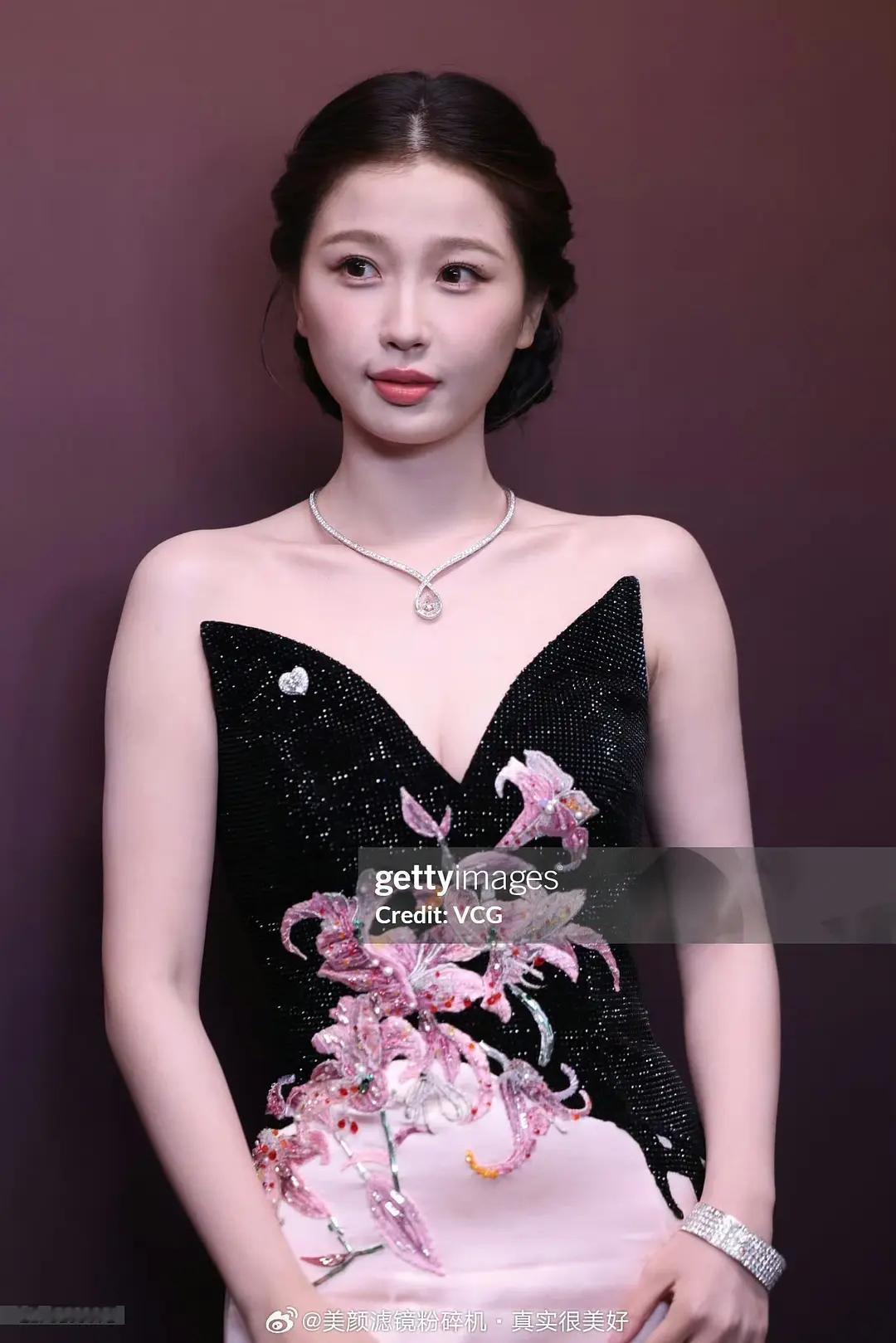 虞书欣在内娱算是大美女吗