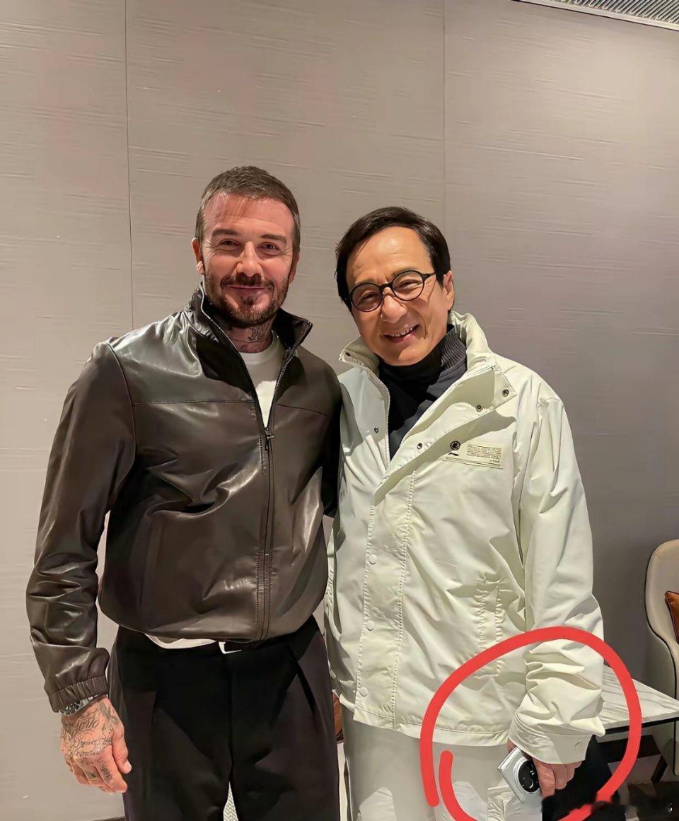 成龙拿的手机是什么牌子的？​​​