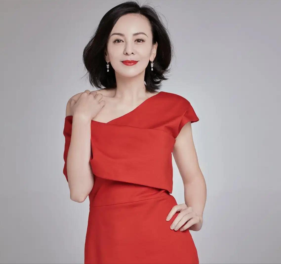 演员王琳说：“当年《情深深雨濛濛》筹拍，我去试镜，我当时是想演方瑜，但导演让我演