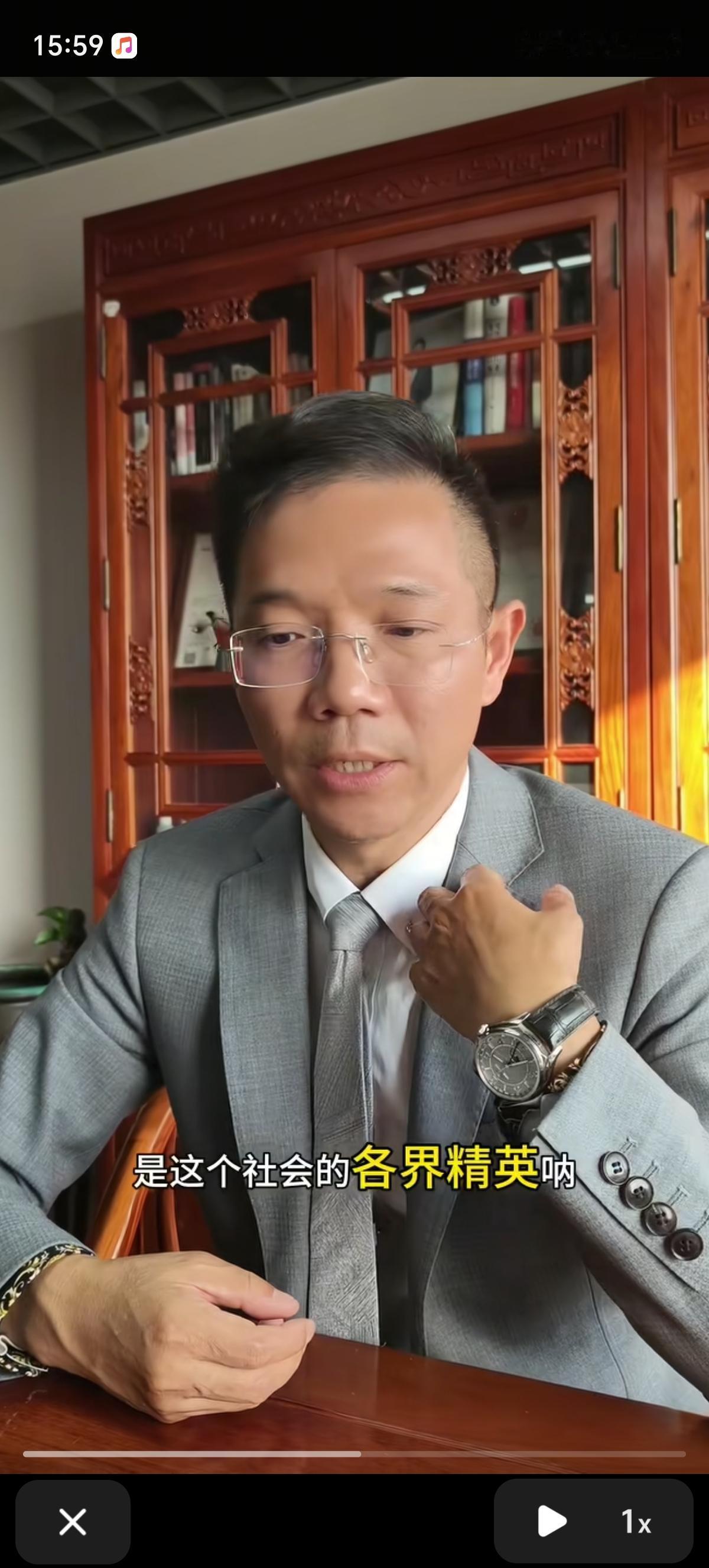 赵某晖已经不是政协委员了，她因涉嫌非法入侵住宅被采取刑事强制措施，其政协委员身份