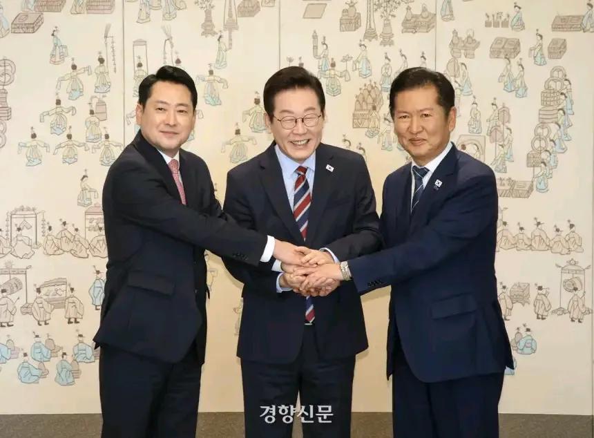 韩国总统李在明时隔7个月再次邀请朝野两党在青瓦台举行午餐会。执政党共同民主党和