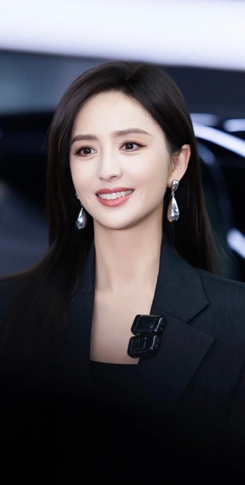 胡军李乃文给佟丽娅当助理，第一天就把她假发烫成了羊毛卷。俩大老爷们拎着蒸汽熨斗上，黑长直直接废了。佟