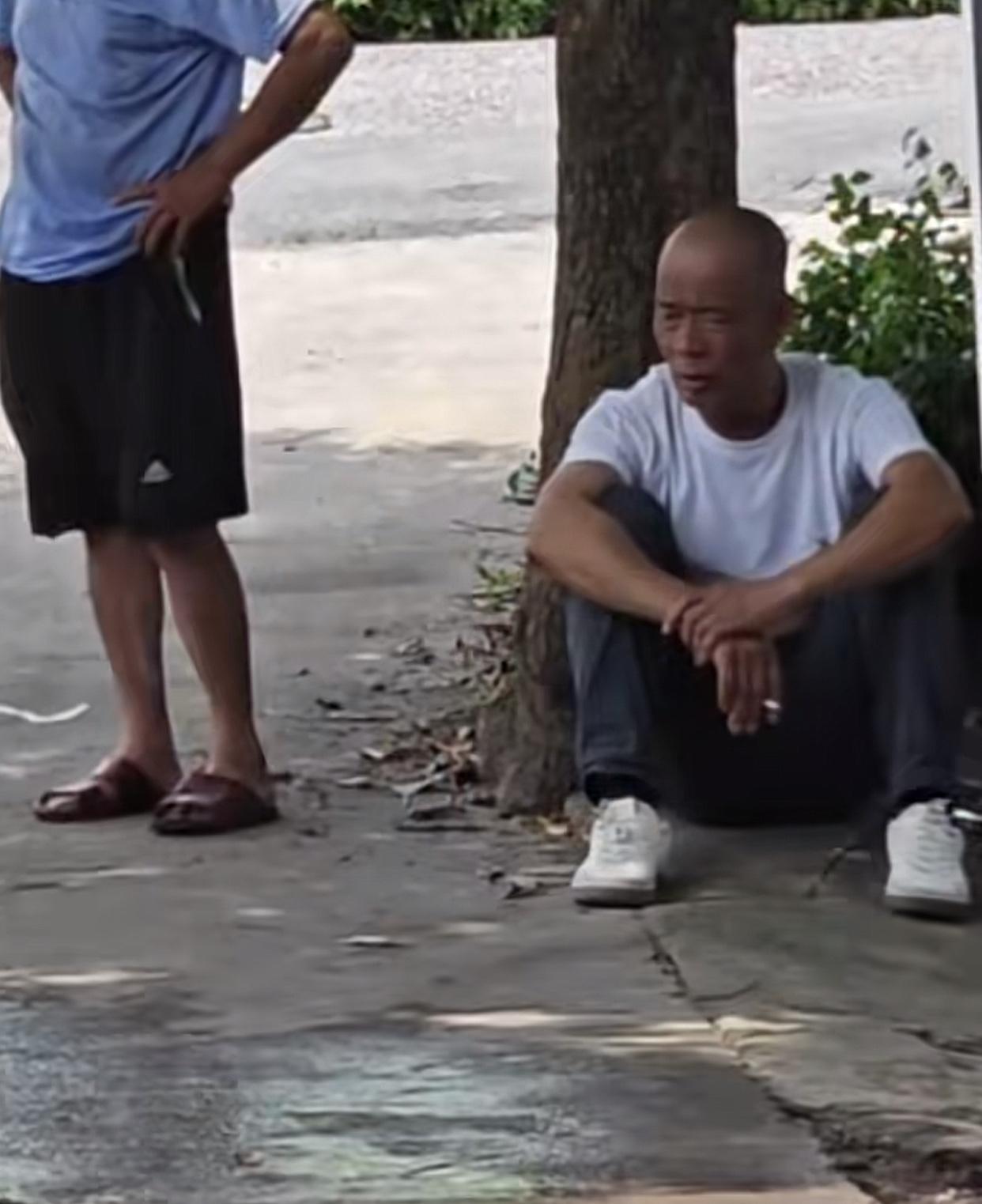 现在老莫是一副苦瓜脸，咋一看，像足了“苦大仇深”，面对莫氏鸡煲生意的缩水，他几