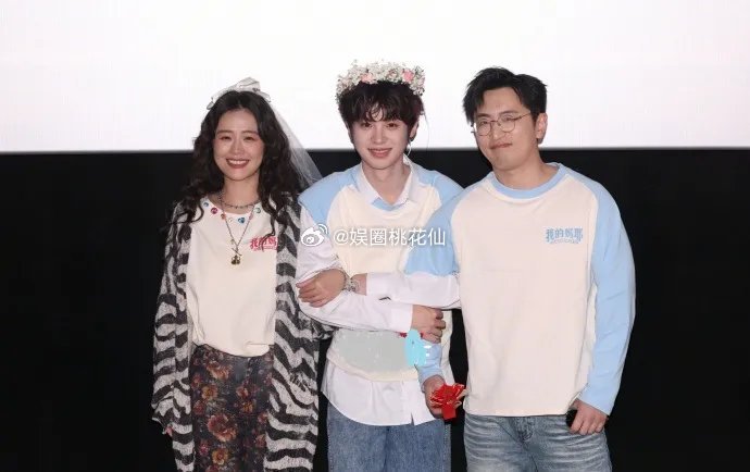 马思纯和白客在北京宣传新剧，马思纯这次标新立异，搭配的非常有个性，不过看起来很时