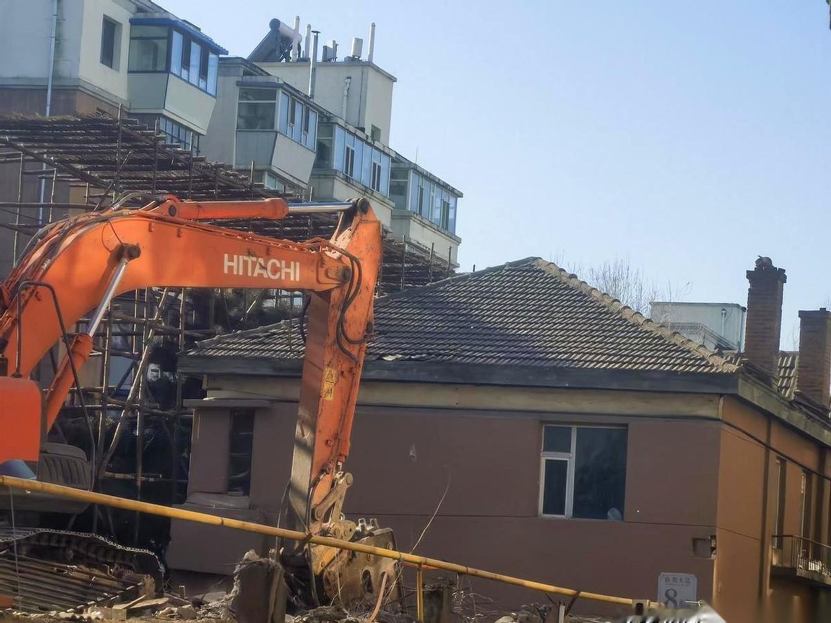 天呐，真给拆了原地重建了。就在市中心，曙光路。我今天特意跑去看的。政府出六成