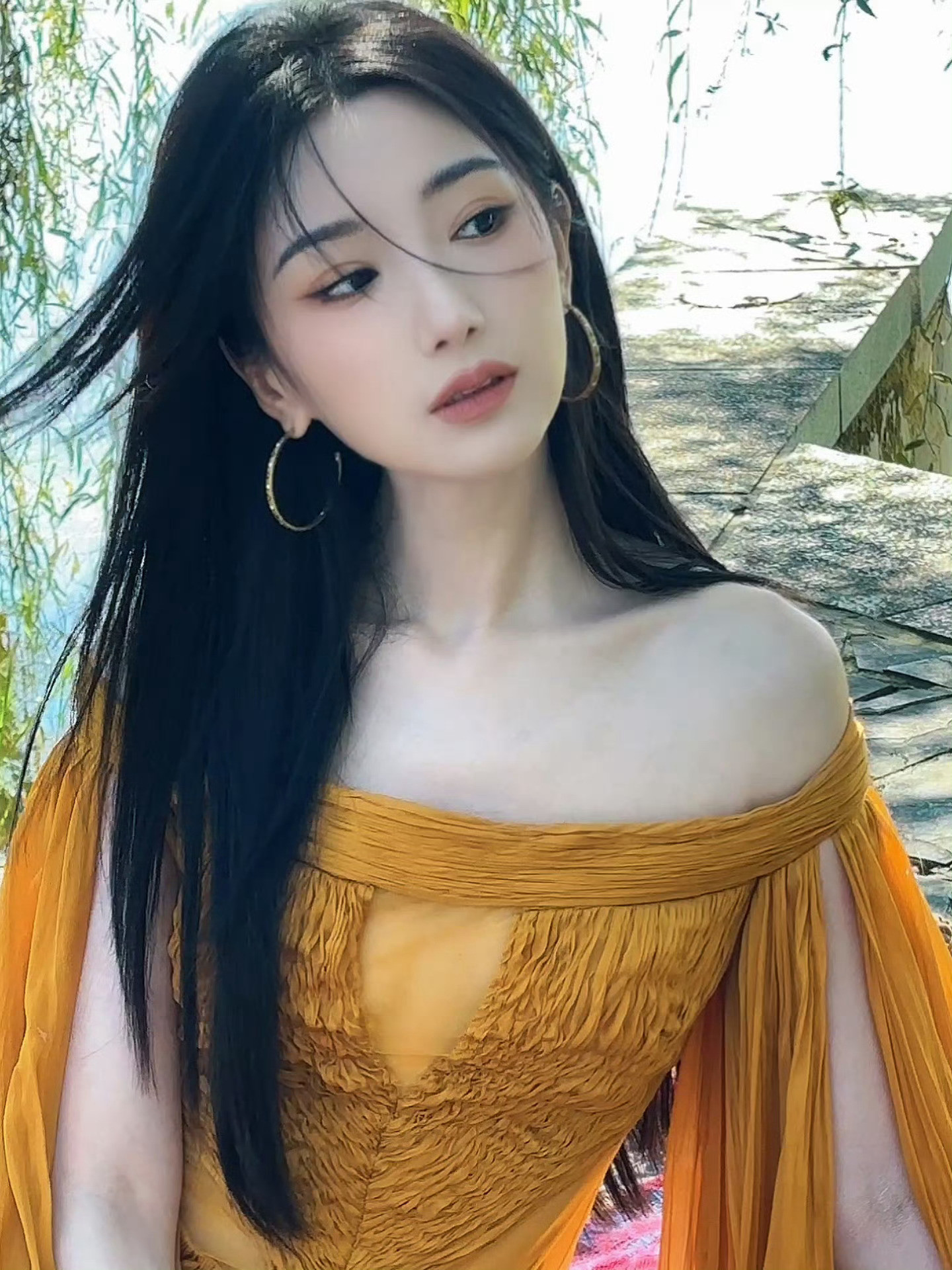 栩栩华生时尚文化大赏毛晓彤这组live真绝了！暖橘色长裙在微风里漾开，像把秋日