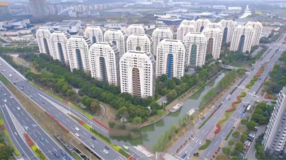 苏州科技城有个小区，叫虹锦湾花园，据说出自英国设计师手笔。但是跟中国传统文化极不