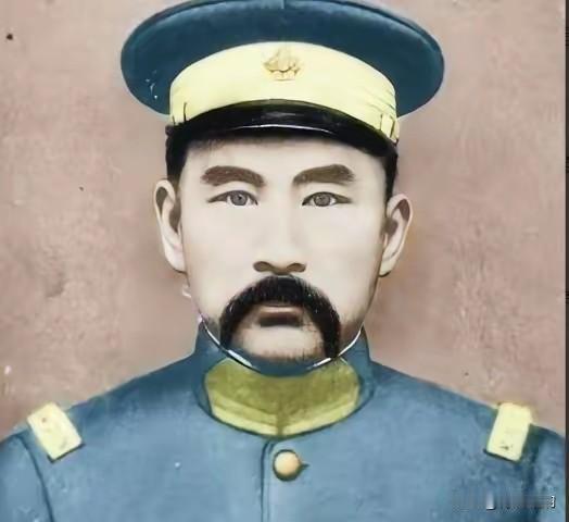 晚上，张勋上了床，枕在三姨太王克琴香软的肚皮上。他刚睡着，被弄醒了。正要把姨太死