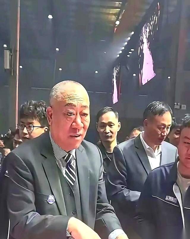 嚯，河南矿山这崔培军，真把人看傻眼了！2.7亿的利润，1.8亿直接发给员工当奖金