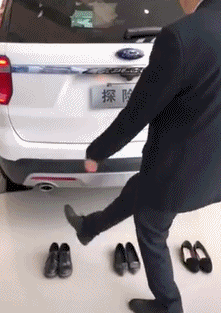 爆笑GIF: 妹子, 没事逗猪干嘛呢?