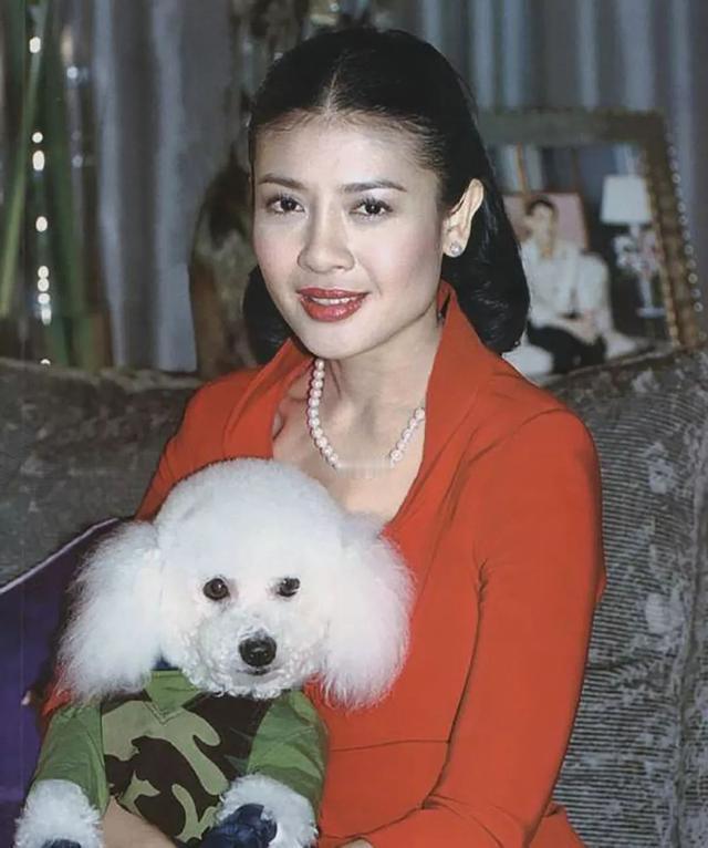 当年被爱情滋润的西拉米娇艳欲滴，就是一朵散发着浓郁芬芳迷人的花儿。后来失宠的她，