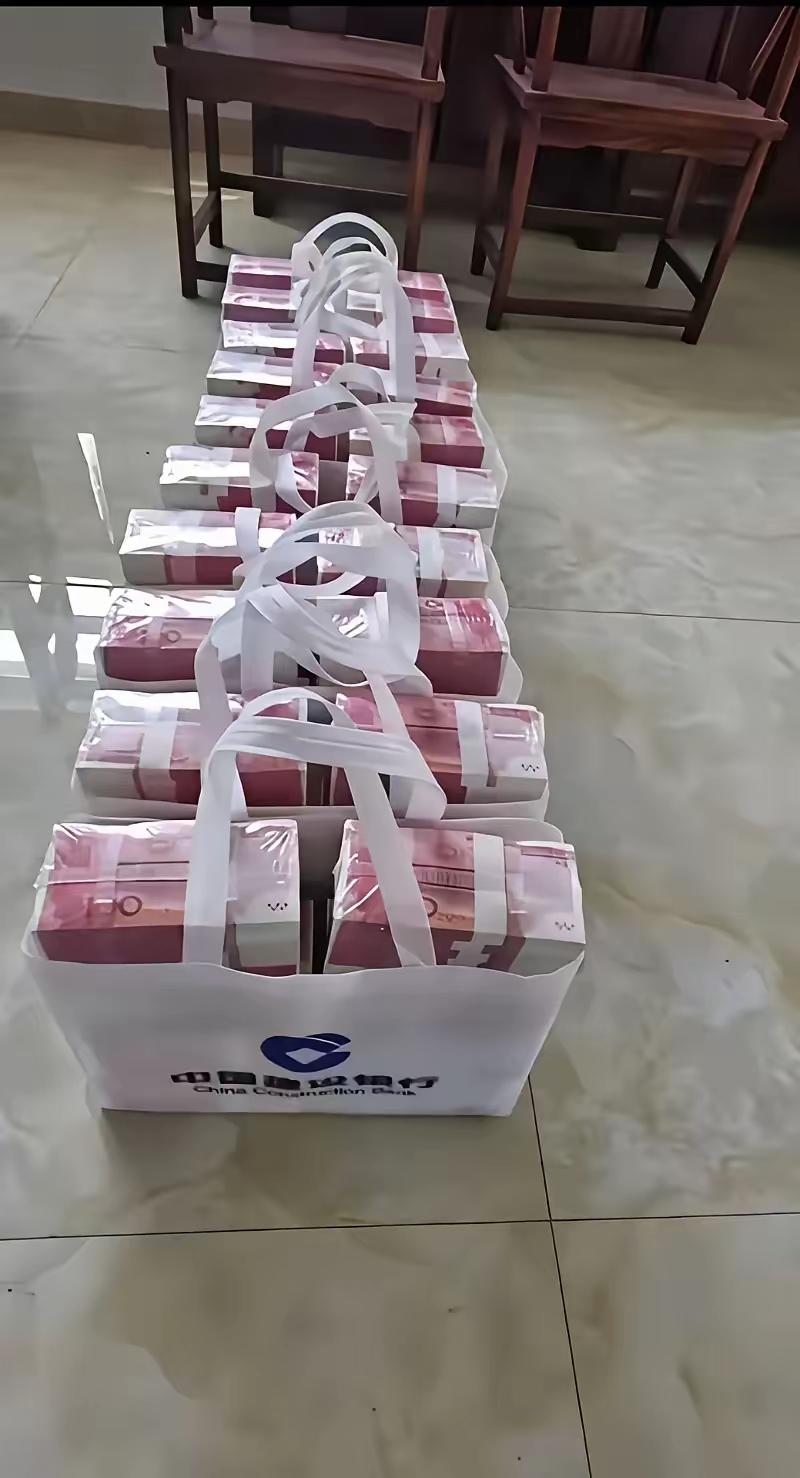 对钱没概念的看看，这才是整整四百万现金，我感觉让一个人提着，应该肯定提不动，那种