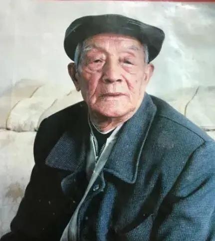 1951年，200个大兵，趴在4个志愿军的脚下，哭喊着投降。可5分钟后，他们竟然