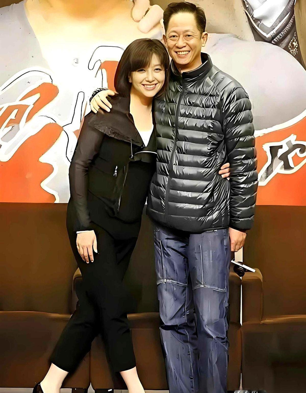 一张王志文的旧照，最近又被翻了出来。第一眼，没什么，大佬和美女的常规合影。再看